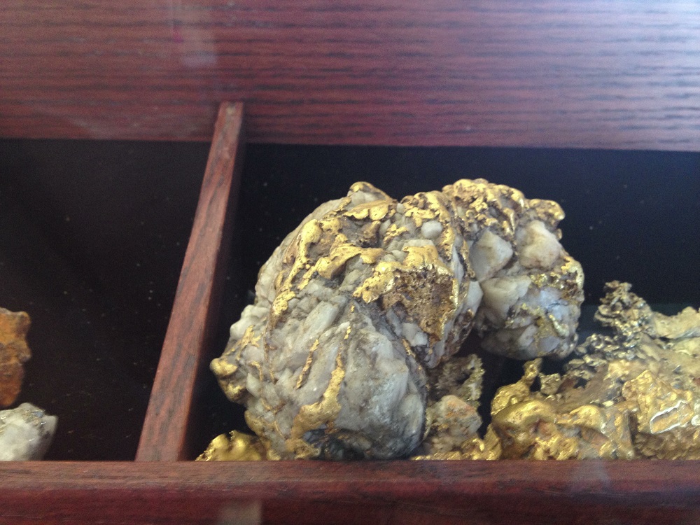 Lucky Searching for Large Gold Nuggets and Specimens in Tailings Heaps