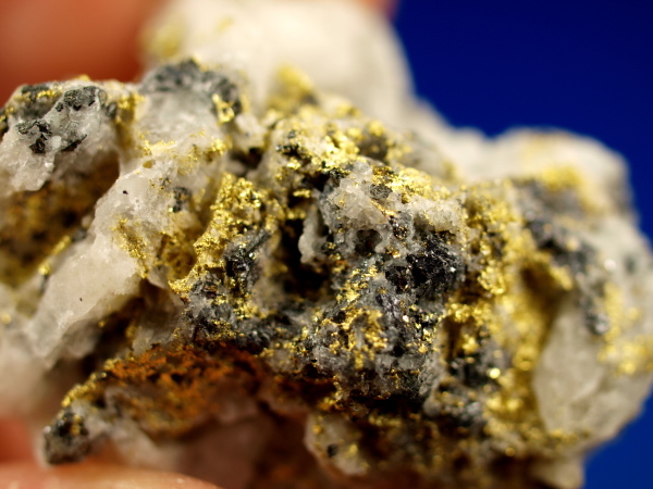 How to extract gold from quartz at home